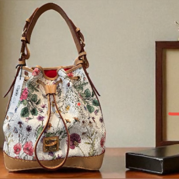 Floral Print Bucket Bag New with tags πβ₯οΈπ¦π¦πΎππππΈππΊ - Picture 4 of 17